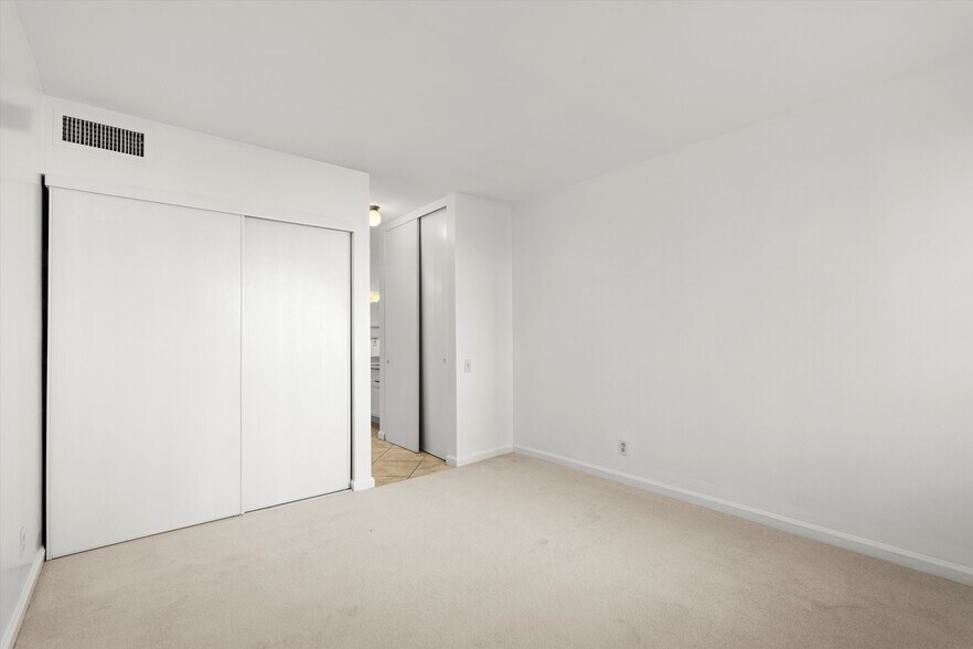 Building Photo - 5460 White Oak Ave