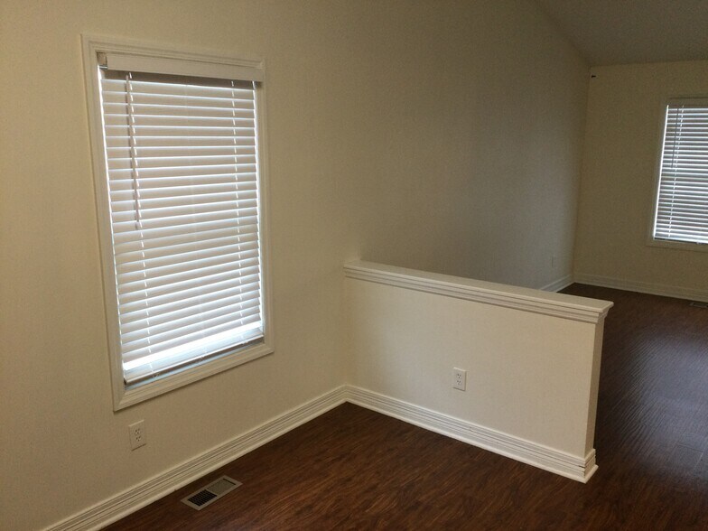 Building Photo - 2083 Shetland St