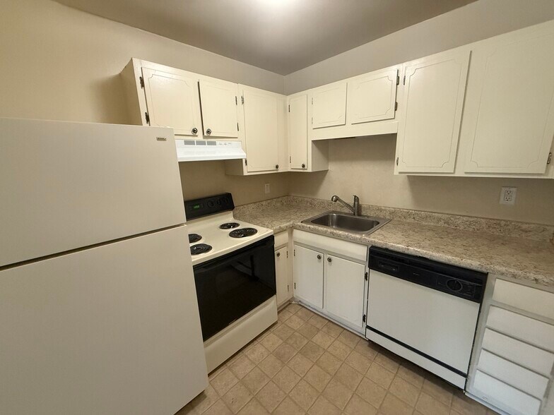 Building Photo - 394 S Pope St