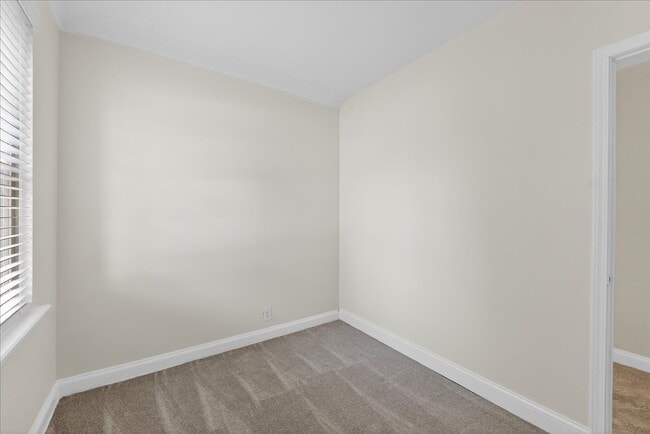 Building Photo - 923 S Hanley Rd