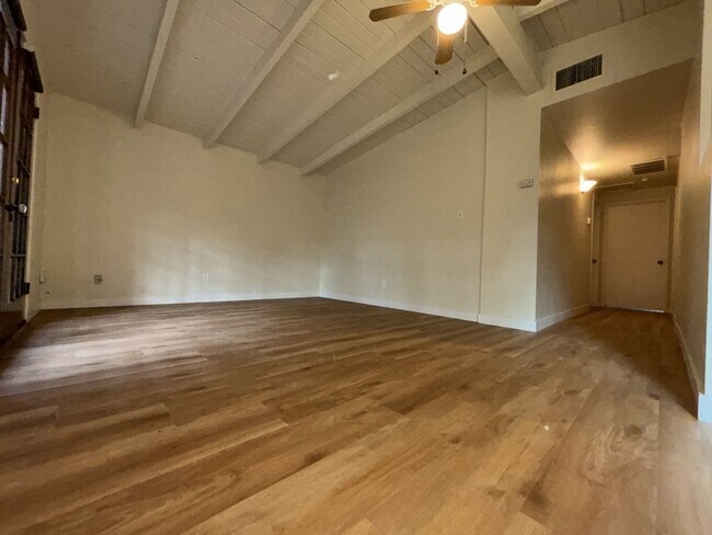 Building Photo - 3/1 in East Davis, New windows, new floors, new paint!