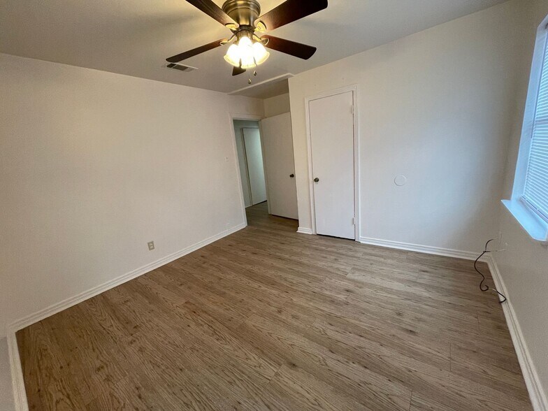 Building Photo - 109/111 E Comay Cir