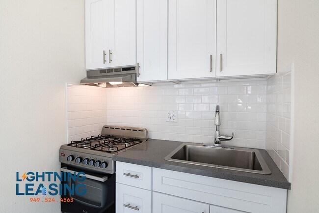 Building Photo - 1732 1/2 N Wilton Pl-5D