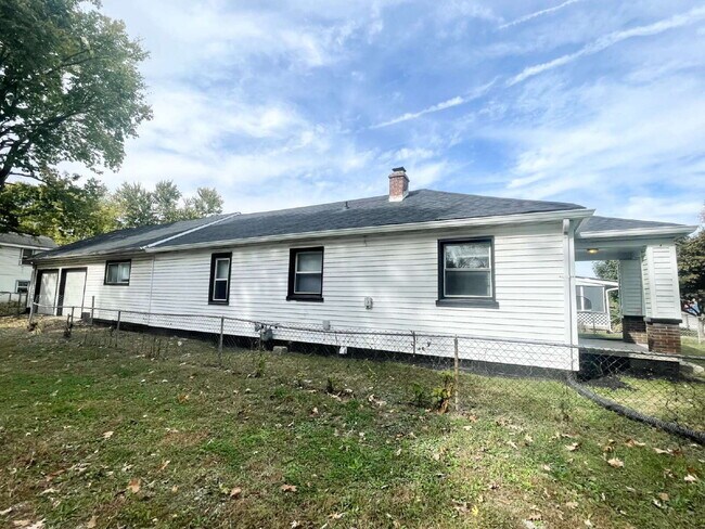 Building Photo - 4 bedroom HUGE attached, 2-car garage/workshop combo (has electricity