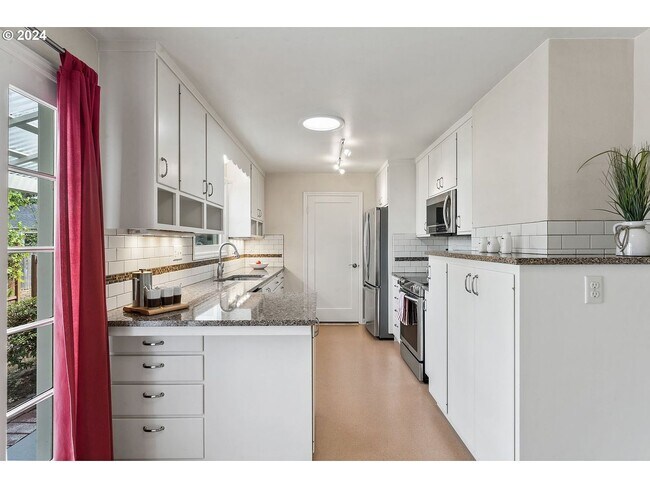 Building Photo - 4 Bedroom Duplex Near UO Campus