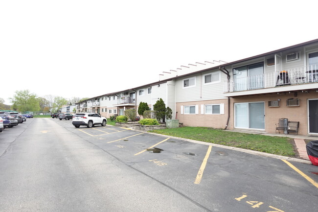 Building Photo - 870 E Old Willow Rd