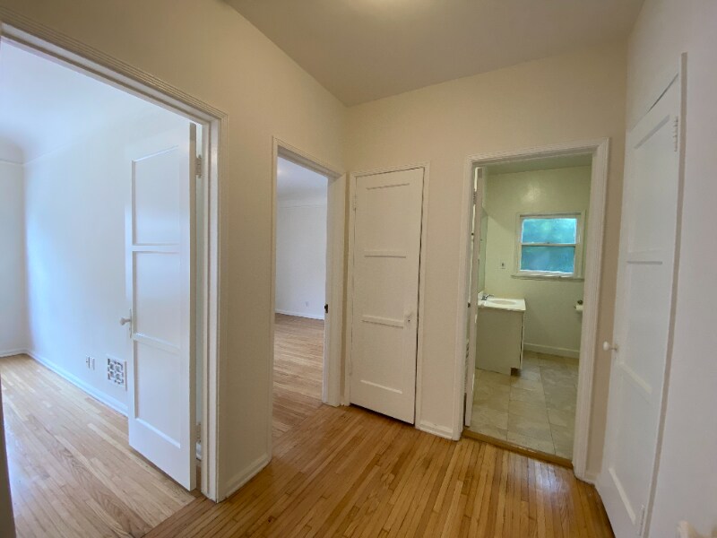 Building Photo - 9006 Burton Way