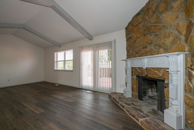 Building Photo - 3 Bed | 2 Bath Duplex in Central Tulsa!