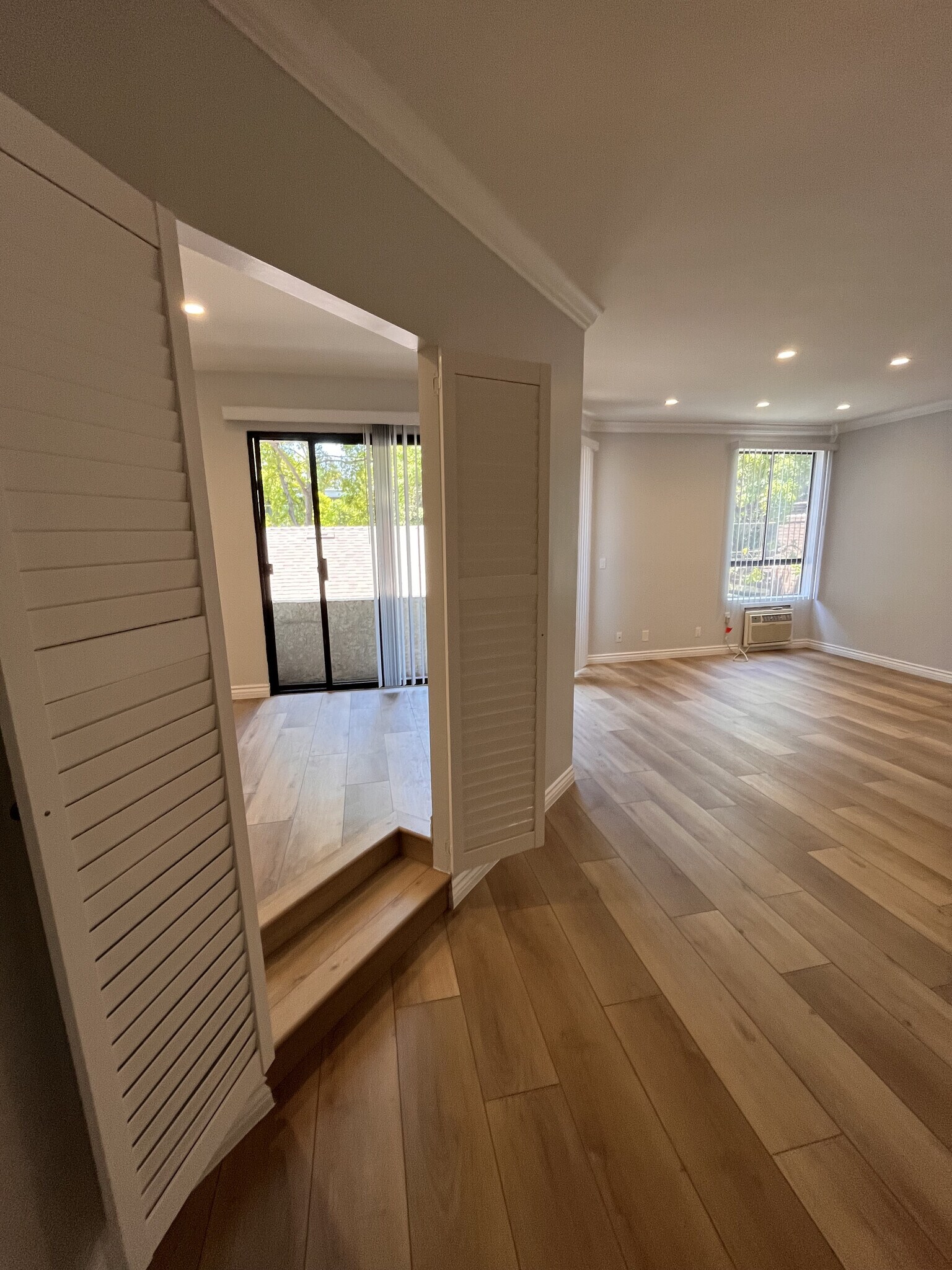 Building Photo - 2107 N Beachwood Dr