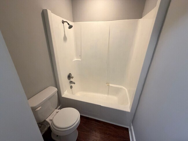 Building Photo - Spacious 3 Bedroom Townhome in Oak Park