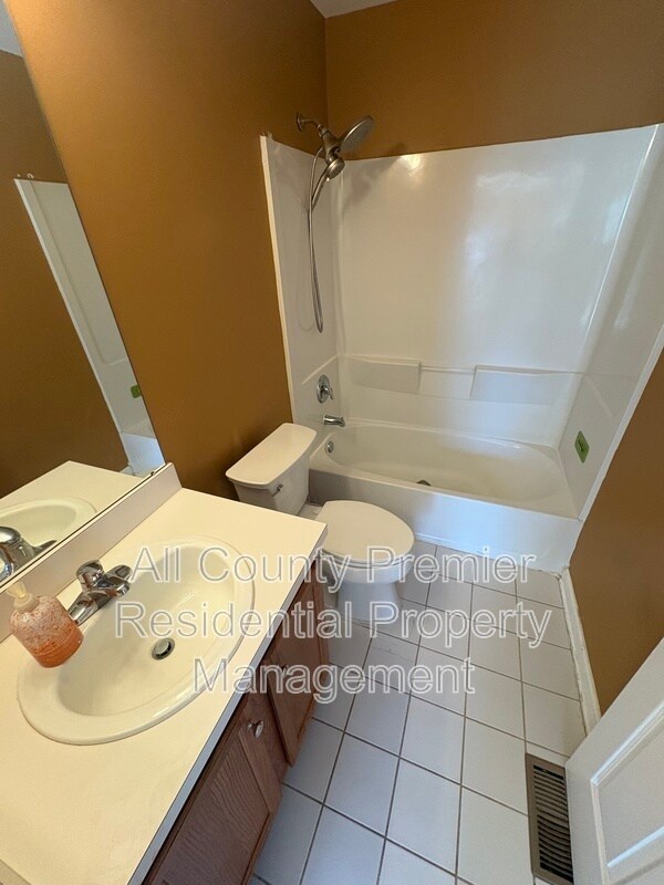 Building Photo - 74 Oxford Ct