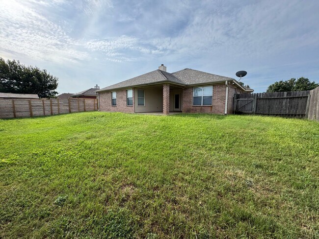 Building Photo - 2801 Southwood Dr
