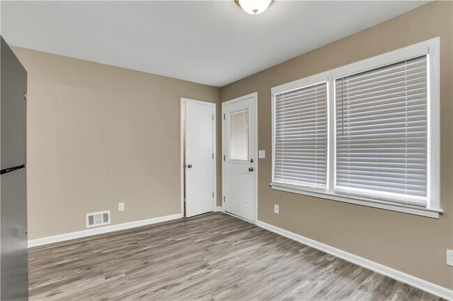 Building Photo - 4952 Pebblebrook Dr