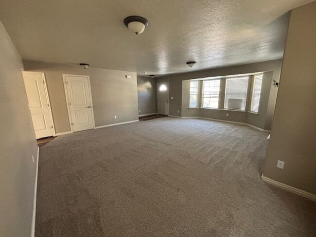 Building Photo - *Reduced price* End Unit Townhouse in Spri...