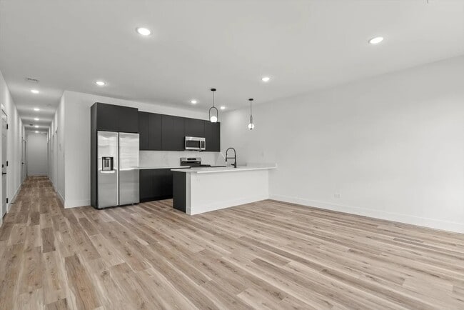 Building Photo - 6538 S Rhodes Ave