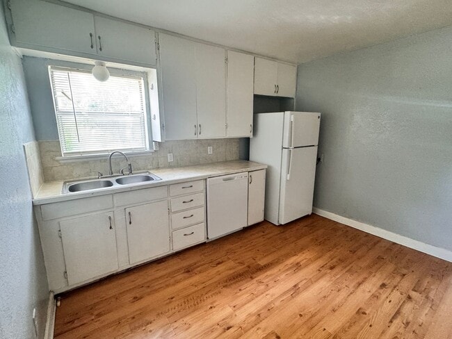 Building Photo - 2 Bedroom Rental in SW Ardmore