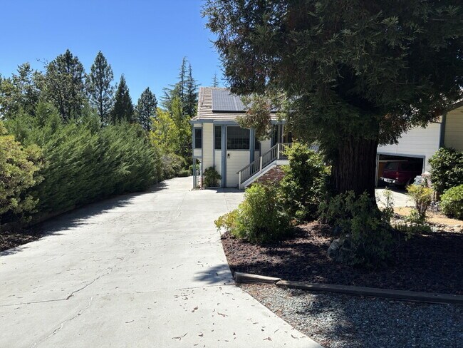 Building Photo - Private, fully furnished apartment home in...