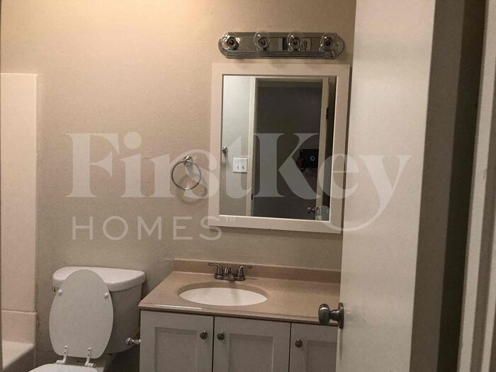 Building Photo - 1158 E Concorda Dr