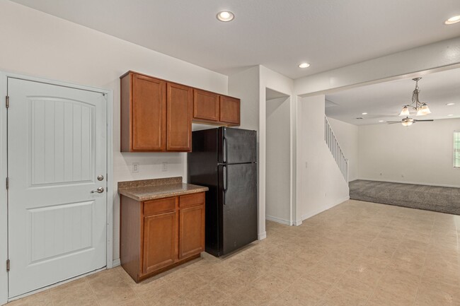 Building Photo - SPACIOUS 4BR/3BA in Peoria!