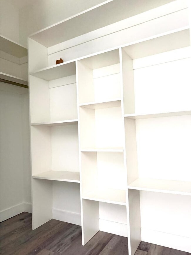 Building Photo - 1406 E Cinnabar Ave