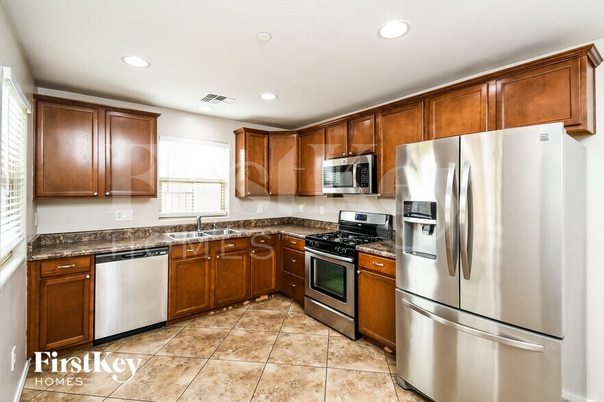 Building Photo - 3531 E Erie St