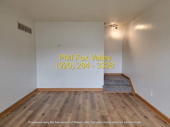 Building Photo - 2-Bed, 1.5-Bath Condo Oshkosh $1,149 Monthly