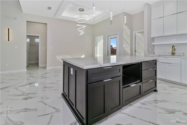 Building Photo - 20 E Sabinal Ave