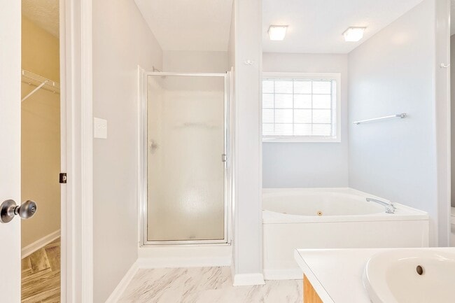 Building Photo - Up to Date Condo