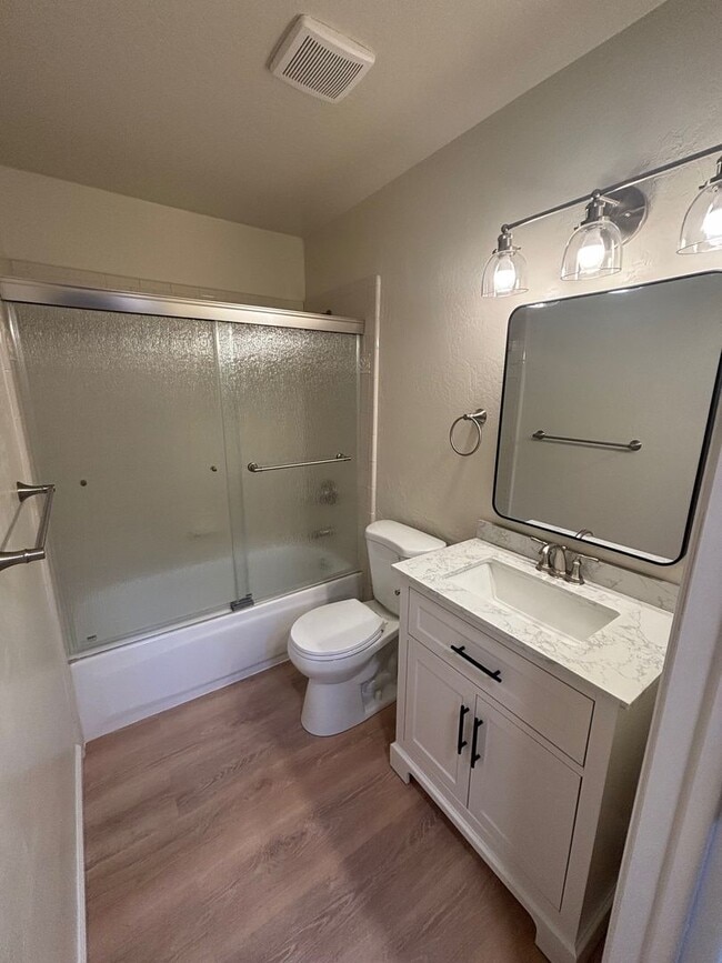 Building Photo - Updated 3 bedroom 2 bathroom Bennett Valle...