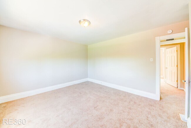 Building Photo - 4 br, 1 bath House - 1008 East Warrington ...