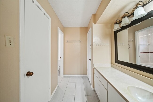 Building Photo - 10431 Odessa Dr