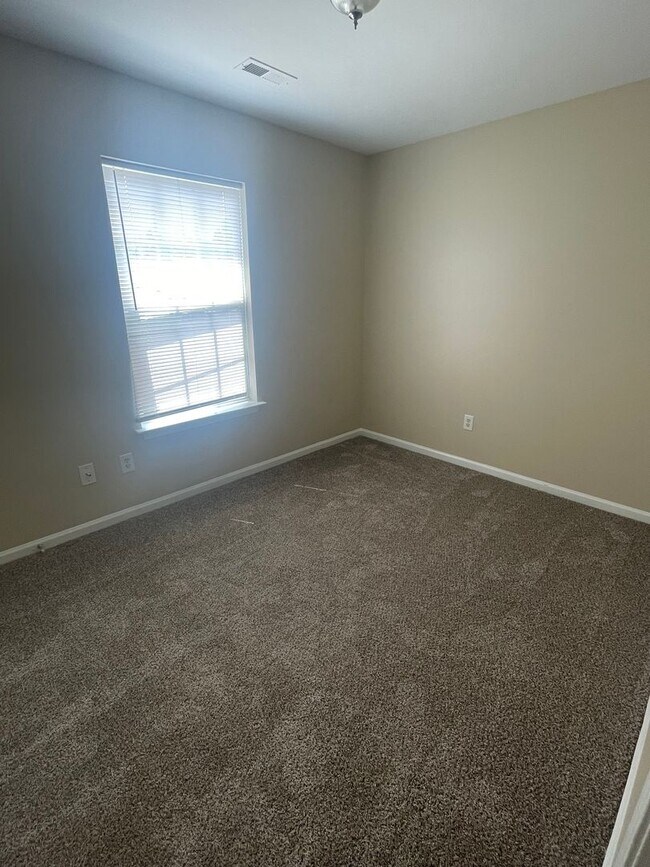 Building Photo - This cozy 3 bed 2 bath ranch home is on a corner lot in the Todd Park neighborhood