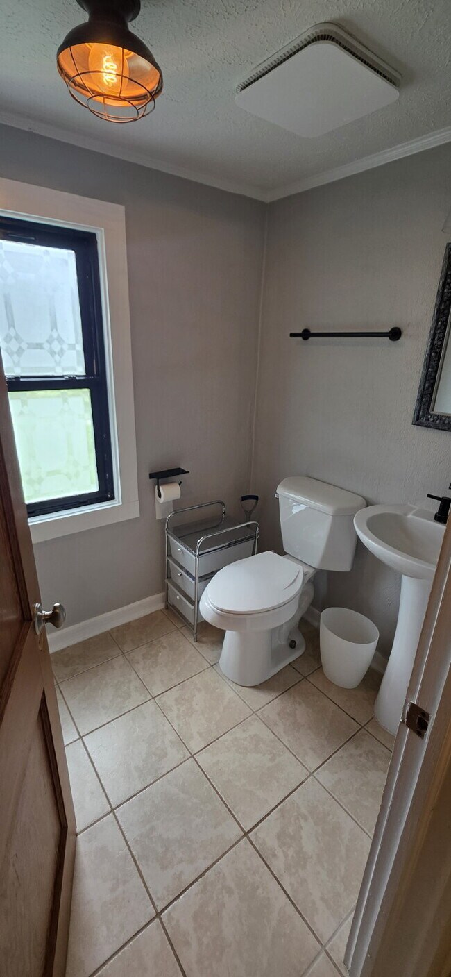 Building Photo - Cute 2 bedroom/ 1.5 bath single family home for rent in a quiet country setting but minutes from ...