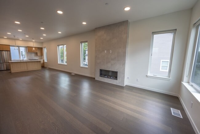 Building Photo - RIVERSIDE TOWNHOMES - BRAND NEW!