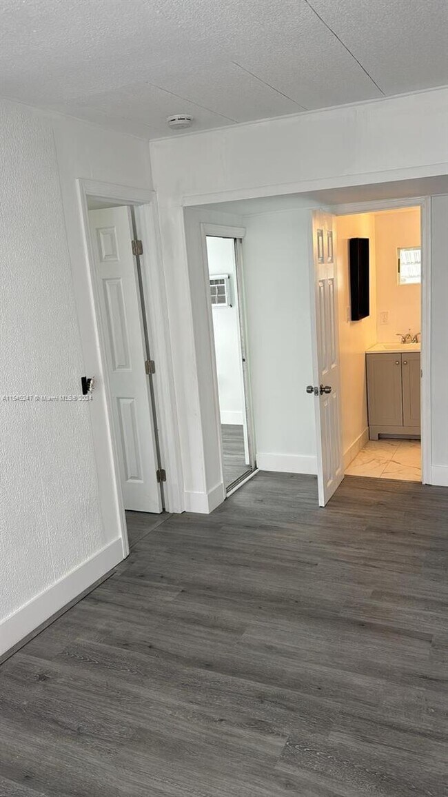 Building Photo - 5179 SW 34th St