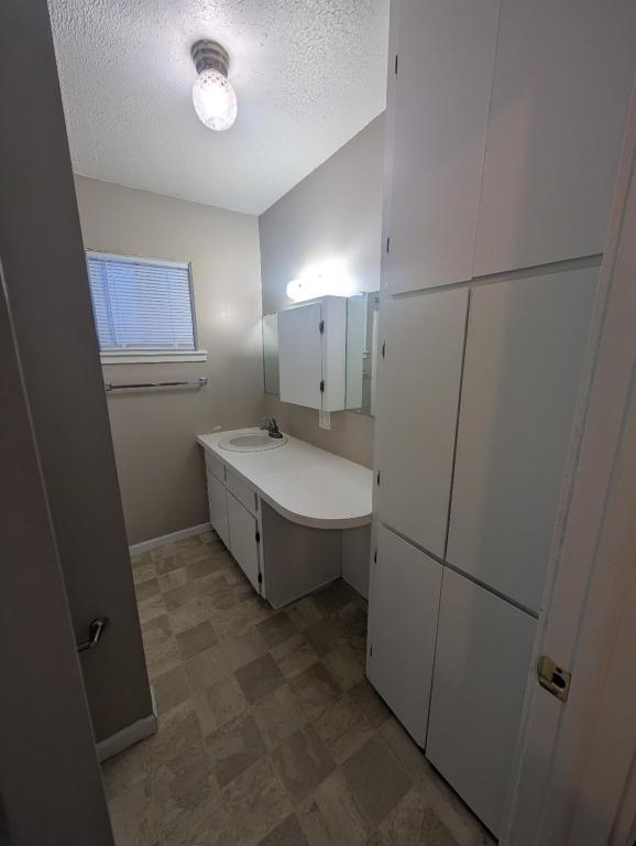 Building Photo - 145 E Paras Hill Dr