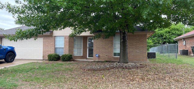 Building Photo - 4 bedroom 2 bathroom house! HOUSING ACCEPTED!