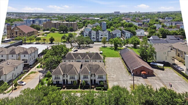 Building Photo - Awesome Two Story town home located in the heart of the city!