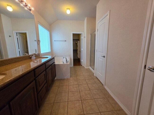 Building Photo - Heritage Craftsman Rental!