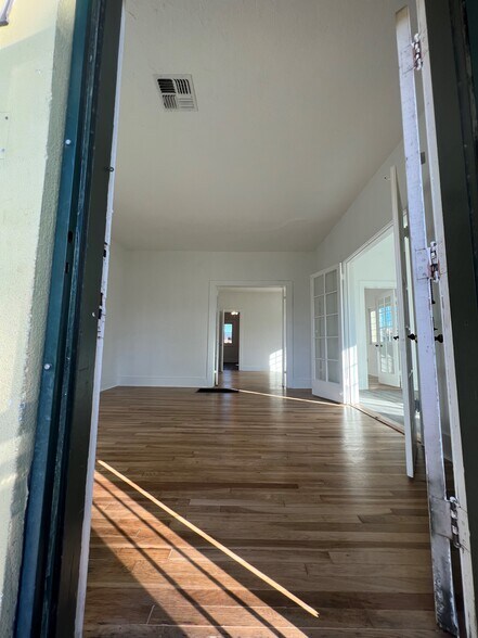 Building Photo - 312 W Lynwood St