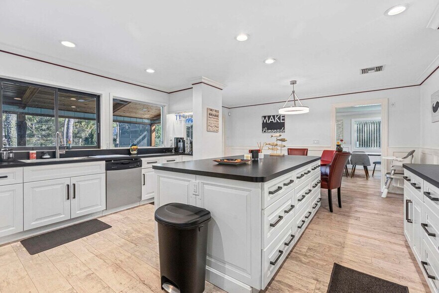 Building Photo - 366 34th Ct SW