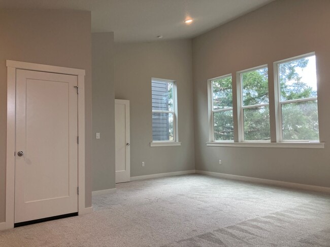 Building Photo - Large Three Bedroom Home in Sustainable South Salem Community