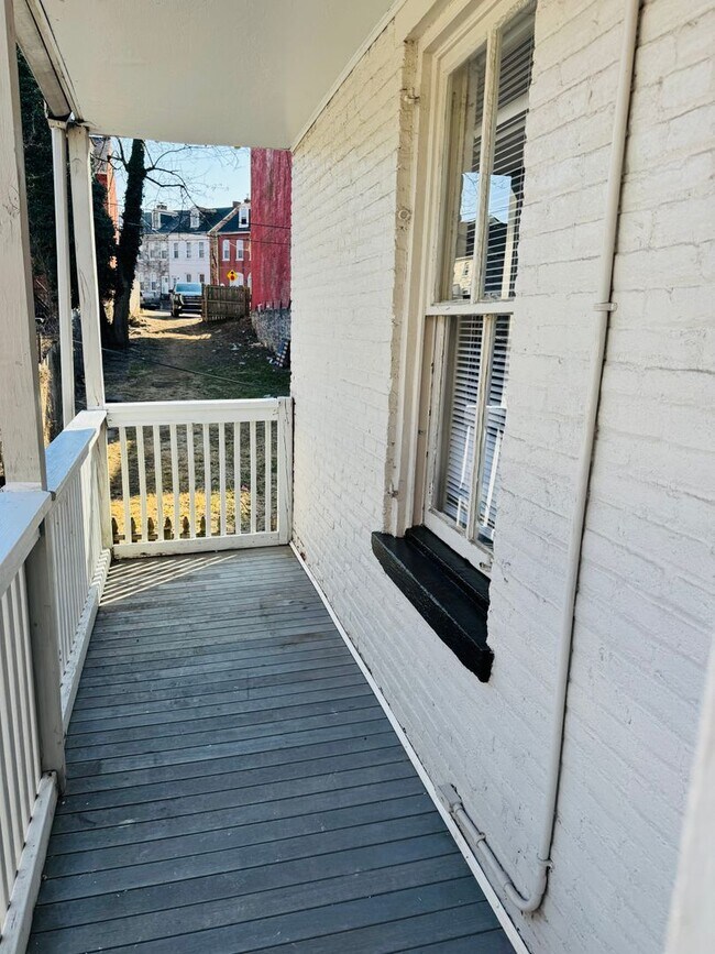 Building Photo - 328 W King St