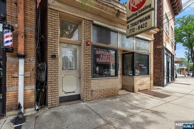 Primary Photo - 262 Parker Ave