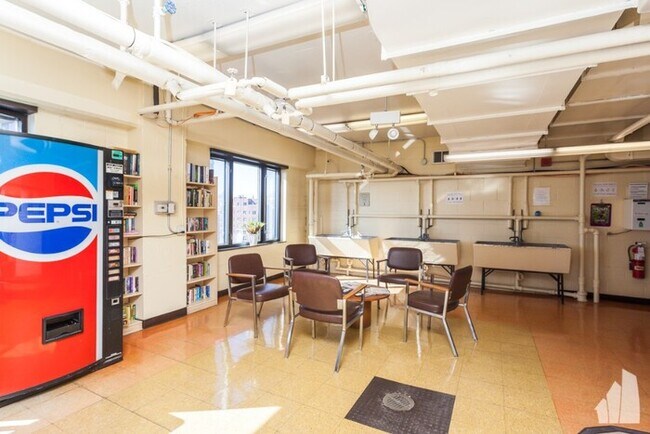 Building Photo - 3110 N Lake Shore Dr