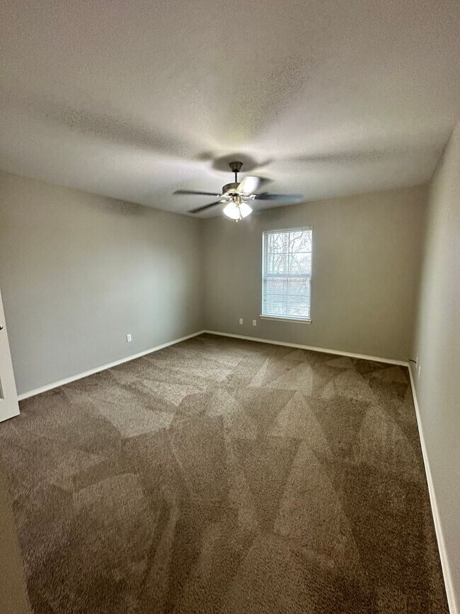 Building Photo - 3 Bedroom 2 Bathroom For Rent in Bentonville!