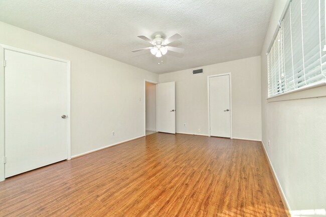 Building Photo - 5822 W Bellfort Ave