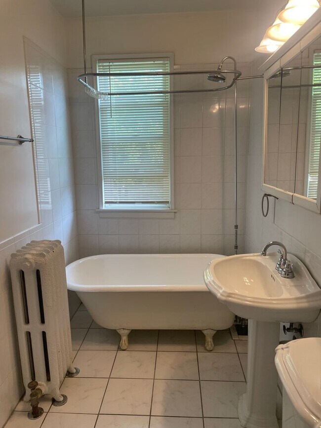 Building Photo - Minneapolis Duplex for Rent