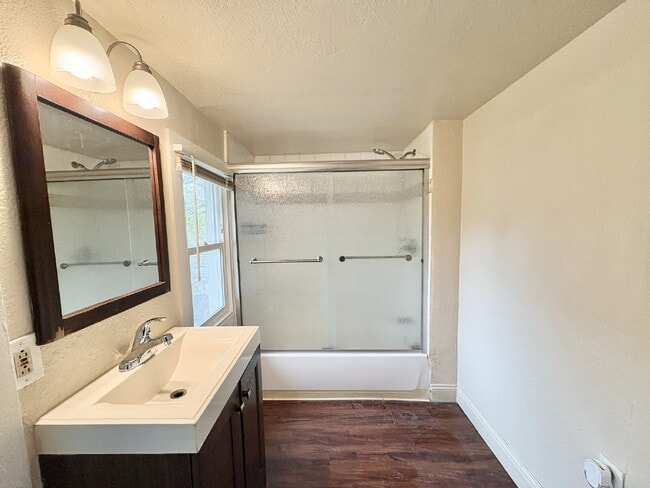 Building Photo - Quick Move-in= 1st Month 50% off rent!  Bright & Centrally Located 1-Bedroom Apartment Near Downt...