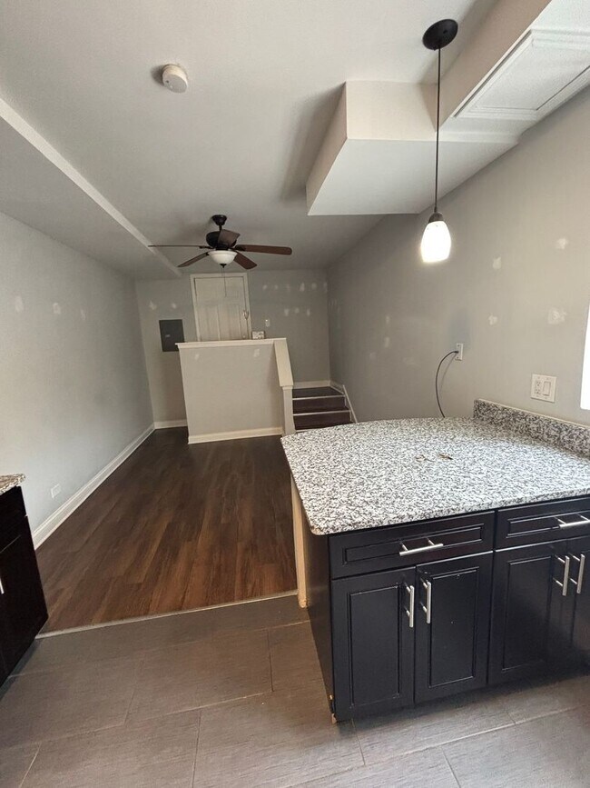 Building Photo - 3641 W Dickens Ave